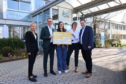 Gemeinsam viel erreichen – auch dank Spenden. Michael Back (2.v.li) überbrachte eine großzügige Spende der BBBank-Stiftung an (v.l.n.r) Barbara Martetschläger, Kfm. Direktorin, Ilona Meschenmoser und Tanja Kranz (beide Fundraising) und Personalleiter Markus Schreiber. Bild: Andrea Jagode